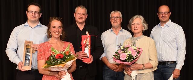 Judith Dürr-Steinhart (r.) wurde zur neuen Vorsitzenden gewählt, Jürgen Grafflage (3.v.r.) zum zweiten Vorsitzenden. Ihre beiden Vorgänger William Bauer (l.) und Dr. Roland Adelmann (r.) gratulierten zur  Wahl. Josephine Pilars de Pilar (l.) und der Pianist Lutz Angermann (3. v. l.) begleiteten die Mitgliederversammlung musikalisch.  | Foto: Wolfgang Abegg