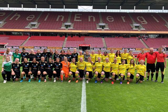 Auf Einladung der Kreissparkasse Köln durften die B-Juniorinnen des SV Grün Weiß Brauweiler (schwarze Trikots) und des 1. FFC Bergisch Gladbach (schwarze Trikots) ein Freundschaftsspiel im RheinEnergieStadion austragen.  | Foto: Kreissparkasse Köln