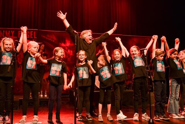 Einer der Höhepunkte des Konzerts: Tommy Engel sang gemeinsam mit dem Müllekovener Krakalino-Kinderchor das Lied „En unserem Veedel“. | Foto: Carsten Seim