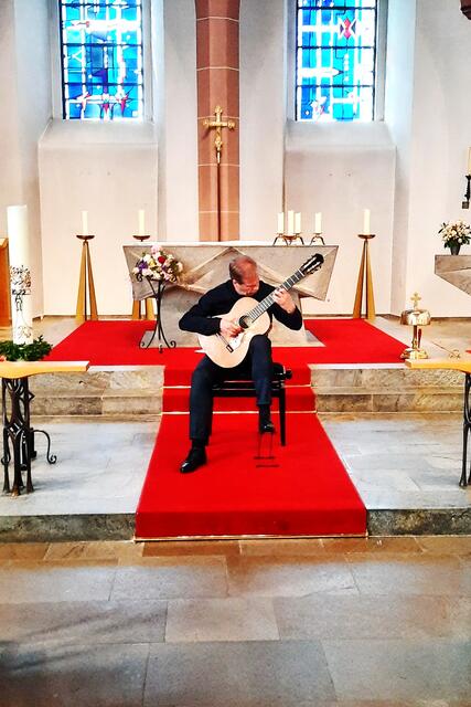 Ein Meister auf der Gitarre. Der Stuttgarter Friedemann Wuttke gastierte in St. Michael.                                                                  | Foto: Verein