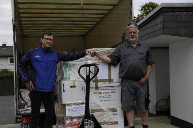 Oliver Brandl (li, Reifenhäuser) und Gunther Maassen (Sankt Augustin hilft) beim Beladen eines LKW mit Hilfsgütern für die Ukraine. | Foto: Reifenhäuser