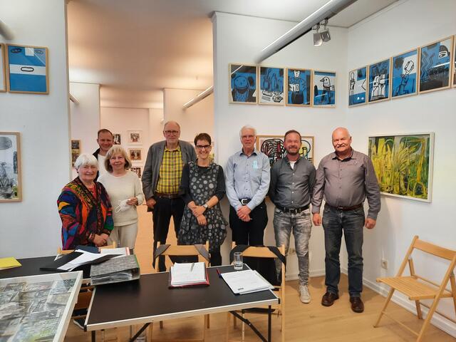 Wirken im Künstlerforum-Vorstand mit: Ursula Ockenfels, Simon Hellmich, Gisela Braun-Houben, Theo Kerp, Gardy Büchel, Günter Warmbier, Michael Neuhäuser und Lothar Fanslau.  | Foto: Schau-Fenster