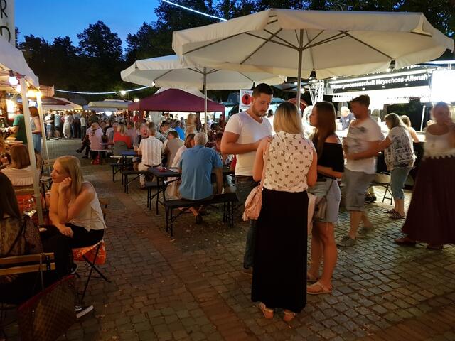 Auf dem Stiftsplatz findet im Rahmen des Kerpener Stadtfestes der Weinmarkt statt, der zum gemütlichen Verweilen einlädt.