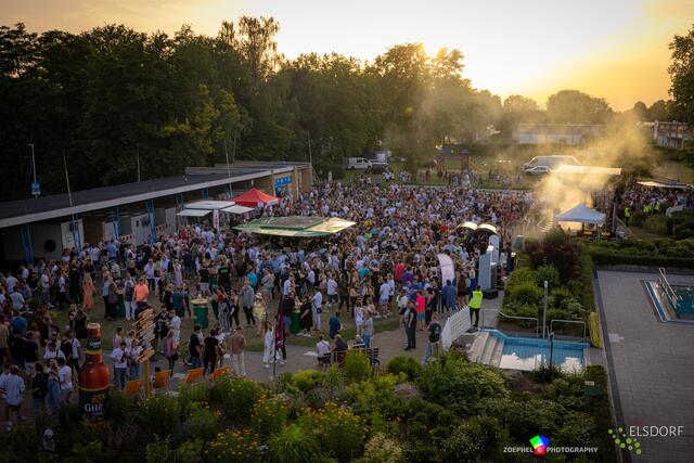 3.300 Gäste feierten „We love the 90´s“ im Freibad Elsdorf. Foto: Zöphel