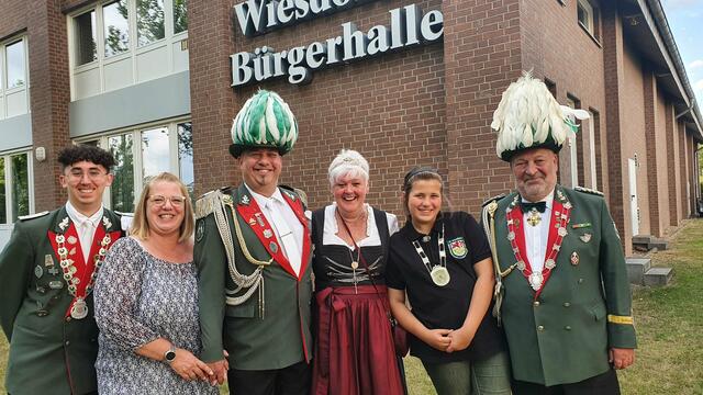 Glückliche Preisträger und ihr Präsident (von links): Jan Bach, Sandra Stevens-Endlein, Michael Endlein, Hildegard Bach, Nele Laskowski und Walter Endlein.  | Foto: Gabi Knops-Feiler