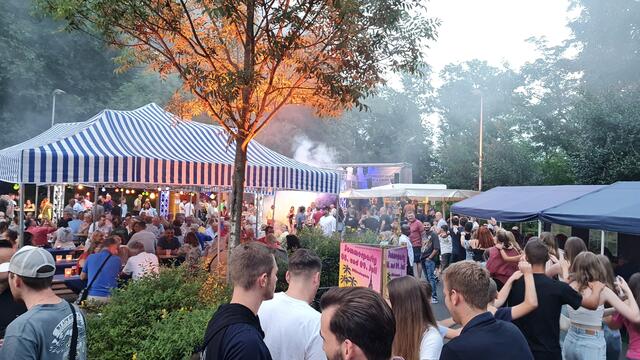Bekanntes und beliebtes Open-air-Event am Fuße des Michaelsberges: Die Sommerparty der Funken Blau-Weiss.  | Foto: Funken