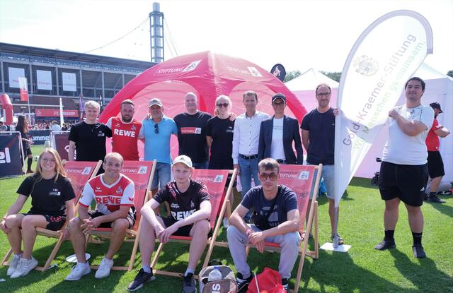 Die Stiftung 1. FC Köln und die Gold-Kraemer-Stiftung engagieren sich in der neuen Bundesligasaison gemeinsam für mehr Barrierefreiheit und Teilhabe von Menschen mit Behinderungen.  | Foto: Gold-Kraemer-Stiftung