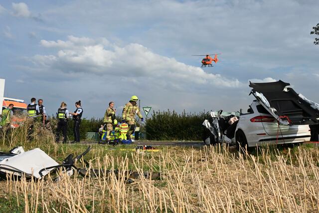 Insgesamt waren vier Rettungswagen, ein Notarzteinsatzfahrzeug und ein Rettungshubschrauber im Einsatz. | Foto: Feuerwehr Pulheim