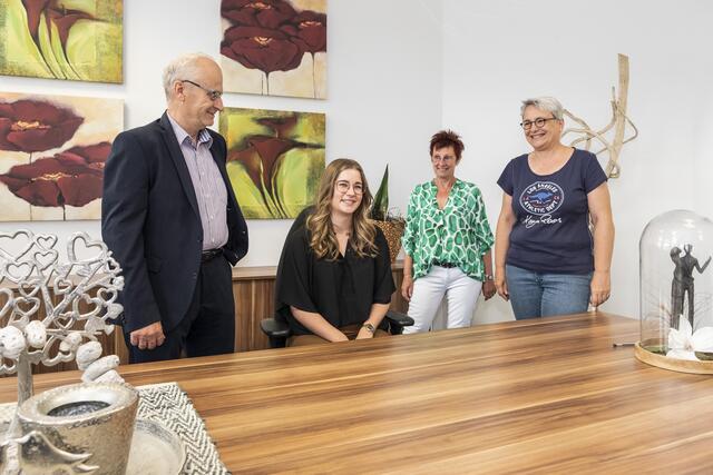 Probesitzen im Trauzimmer: Hannah Schmitz wurde jetzt von Mechernichs Bürgermeister Dr. Hans-Peter Schick zur Standesbeamtin ernannt. Mit dabei Fachbereichsleiterin Silvia Jambor (v.r.) und Teamleiterin Carmen Keil. | Foto: Ronald Larmann/pp/Agentur ProfiPress