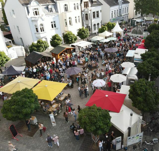 Der Abendmarkt auf dem Fischerplatz ist zur festen Institution geworden und wird immer gut besucht.  | Foto: Stadt