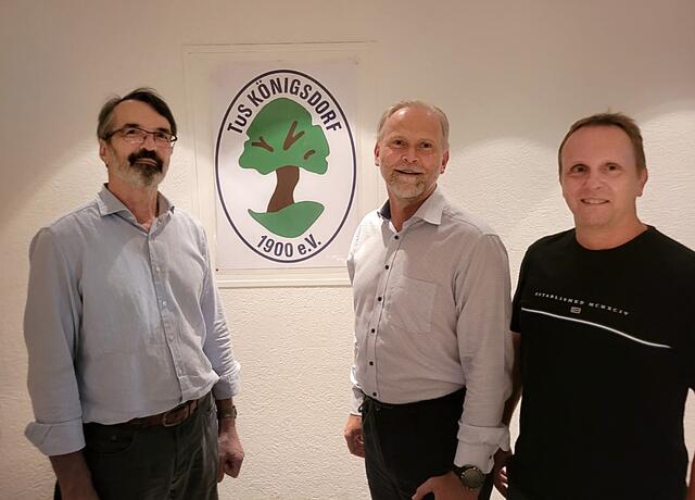 Der TuS Blau-Weiß Königsdorf hat seinen Vereinsvorstand um den 1. Vorsitzenden Gerd Koslowski (Mitte), seinem Stellvertreter Josef Mörsch (li.) und Finanzvorstand Stephan Meuer einstimmig wiedergewählt.   | Foto: TuS Königsdorf