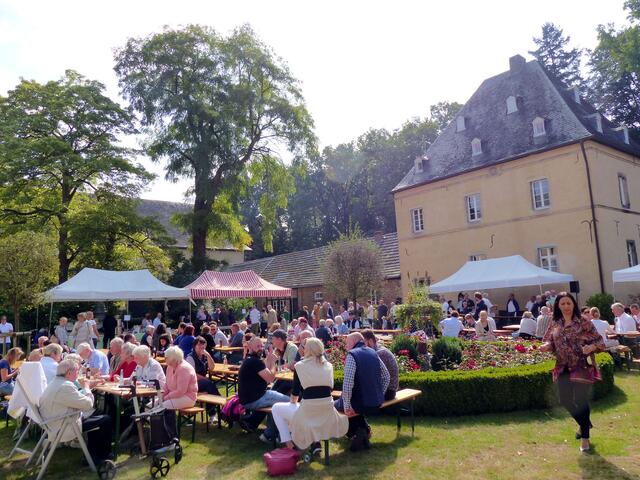 Im Schatten der Burg Adendorf feierte die Aktionsgemeinschaft für den Schutz der Landschaft in Wachtberg und Umgebung ihr 18. Heimatfest – das erste nach einer fünfjährigen Pause. Vorsitzende Birte Tschentke: „Die Freude bei den Besuchern, dass dieses Fest endlich wieder stattfindet, war deutlich zu spüren“.  | Foto: Ad