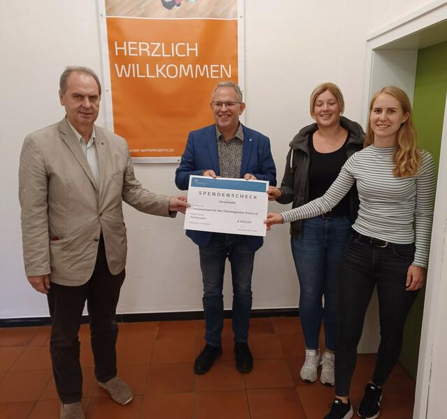 Peter Rothausen (Caritas) dankte Thomas Dörmbach (Familienbildungsstätte Wipperfürth) sowie den Erzieherinnen Hannah Offermann und Anna Lena Düllmann (v.l.) für ihren Einsatz und den 500-Euro-Scheck.  | Foto: Stefan Corrsen