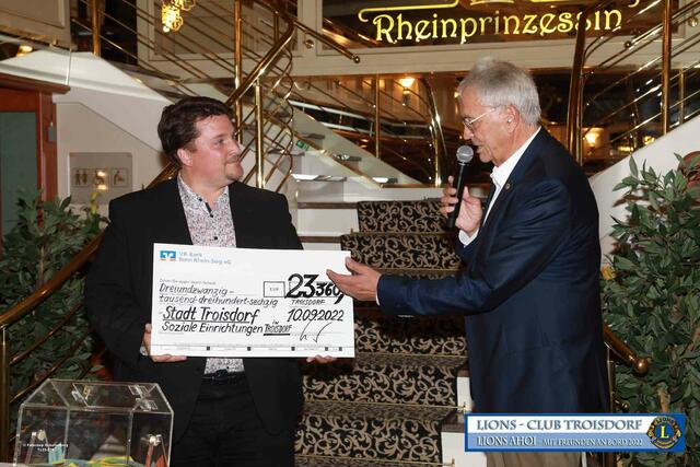 Die stolze Summe von 23.360 Euro haben die Lions der Stadt Troisdorf in den letzten zwei Jahren für soziale Projekte zur Verfügung stellen können.  | Foto: Lions