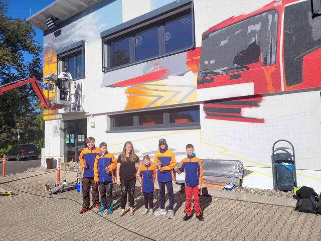  Das Kreativ-Team mit dem Künstler-Duo Marina und Johannes Kremer.  | Foto: Stadt