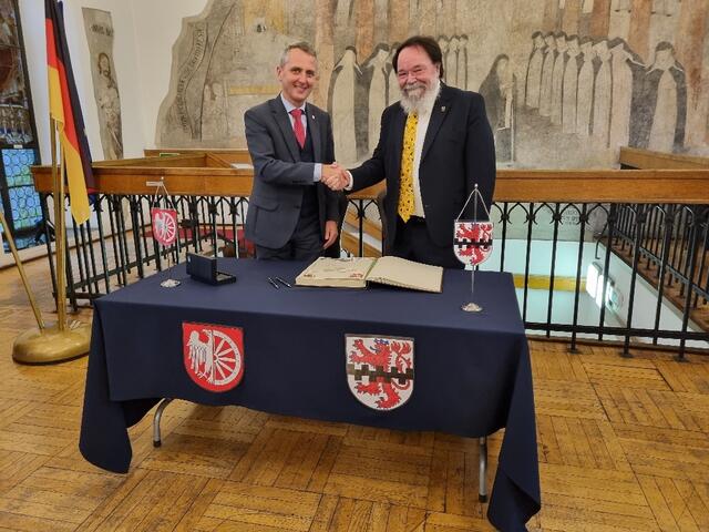 Ratibors Stadtpräsident Dariusz Polowy und Bürgermeister Bernhard Marewski besiegelten die Zusammenarbeit.  | Foto: Rüdiger Scholz