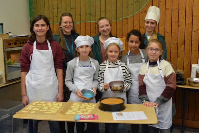 In der Bäckerei stellten die Kinder Kuchen, Muffins, Brot und Plätzchen her und verkauften diese direkt an vorbeigehende Kundinnen und Kunden.  | Foto: Brodüffel