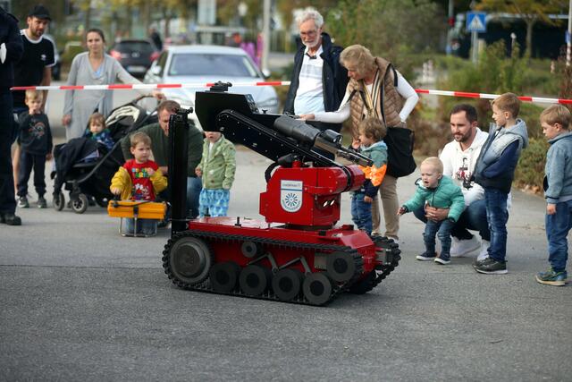  Der Manipulator im Besuchereinsatz – nicht nur die Kinder nutzen die Chance, und steuerten den besonderen Roboter mit der Fernbedienung.  | Foto: Chempark