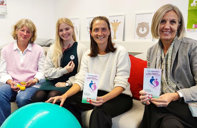 Familienhebamme Heike Kresken, Franziska Klein (Familienkinderkrankenschwester), Maryam Schlösser vom Kreis Euskirchen und  Helena Schneider von der Bereichsleitung der Caritas Euskirchen. | Foto: Carsten Düppengießer