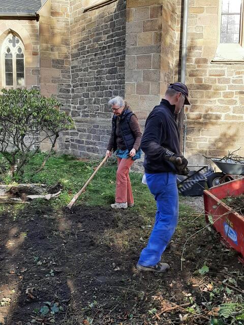 Der Gärtnerstammtisch übernimmt auch die Grünflächenpflege rund um die Kirche.  | Foto: Lisa Maaßen