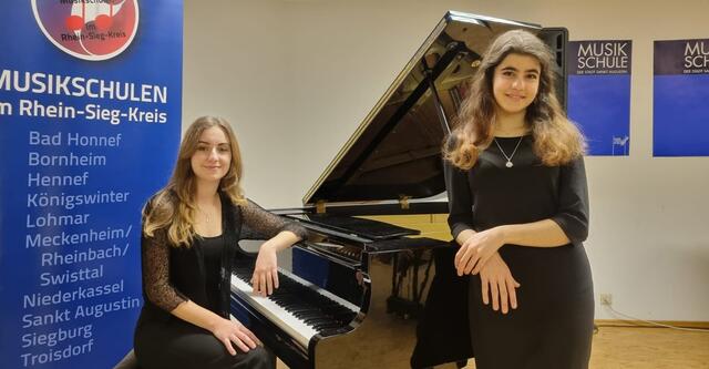 Kim Gehling (li.) und Lucine Khanuzadyn überzeugten die Jury von „Musizierende Jugend im Rhein-Sieg-Kreis“.  | Foto: Stadt Sankt Augustin