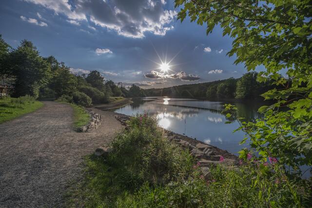 „Abendstimmung an der Lingesetalsperre“ - das Juni-Motiv des Kalenders „Schönes Oberbergisches Land 2023“. | Foto: © klaes-images/Holger Klaes, Verlag: gronenberg gmbH & co. kg