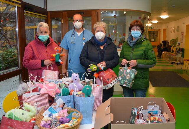Süßes und Gestricktes für die Kinderklinik: Ina Albowitz-Freytag, Dr. Roland Adelmann, Angelika Wessendorf und Doris Klaka (v.l.). | Foto: Klinikum Oberberg