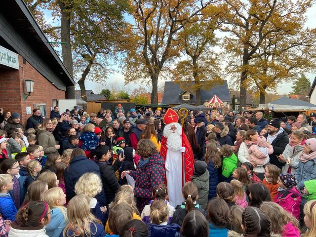 Großer Andrang beim Advent am Schützenhaus als der Nikolaus zu Besuch kam. | Foto: Dorfgemeinschaft Niederpleis
