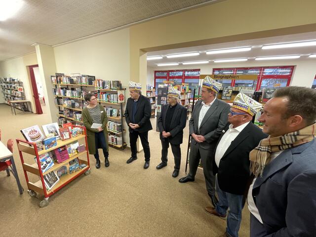 Der Senat der KG Fidelio spendete 300 Euro für den Bereich Heimatpflege, Brauchtum & Karneval der Elsdorfer Stadtbibliothek.  | Foto: Stadt Elsdorf