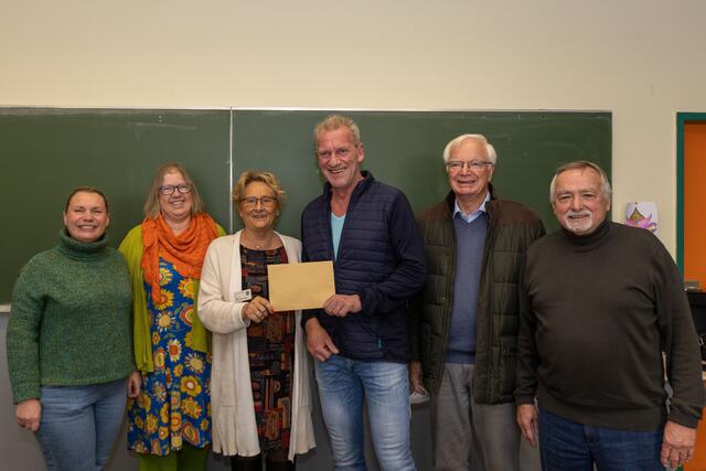 Der Lions-Club Bonn-Rhenobacum überreicht eine Spende für die ukrainischen Kinder an der Hauptschule Meckenheim (v.l.): Olena Tomko, Elke Leonhardt, Marlies Maruschke, Peter Hauck, Joachim Krüger, Wolfgang Krüger.  | Foto: prl