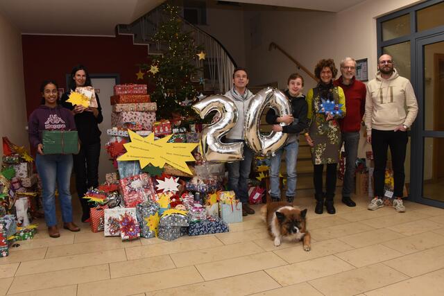Auch die 20. Wichtelaktion von SUPERNOVA-GODESBERG war wieder ein großer Erfolg und 200 Geschenke wurden von Wolfgang Lentner und Britta Pitsch im Hermann-Josef-Haus von den Vertretern der Supernova-Aktion entgegengenommen.  | Foto: AS