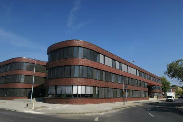 Die Gesamtschule ist nur vorläufig im „Snake“-Gebäude des Triotop-Gewerbeparks.  | Foto: Hermans