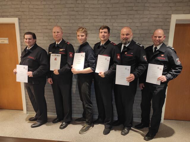 Die Empfänger von Lehrgangsurkunden bei der Versammlung der Löschgruppe Niederdollendorf. | Foto: Feuerwehr