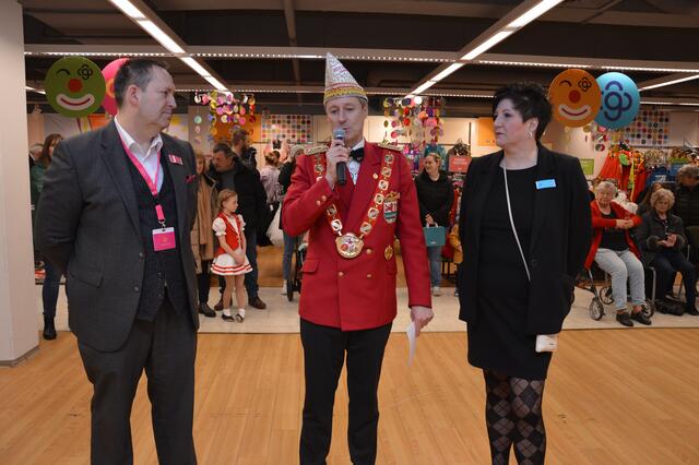 Rote Funken-Präsidetn Lothar Hövelerbedankte sich bei Galeria-Geschäftsführer Thomas Przybyslki und Mitarbeiterin Corinna Jung für die Einladung. | Foto: Ursula Willumat