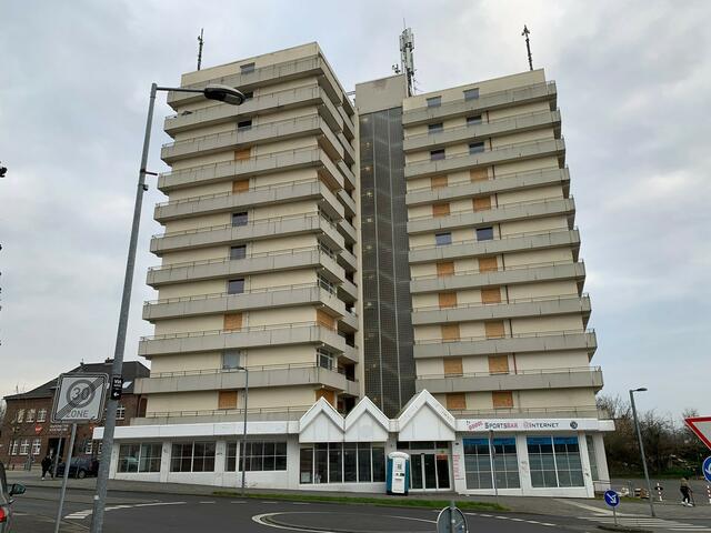 Zur Zeit werden die  letzten Maßnahmen umgesetzt, um das Wohnhaus an der Frenser Straße 13-15 im Anschluss abreißen zu können.  | Foto: Kühn