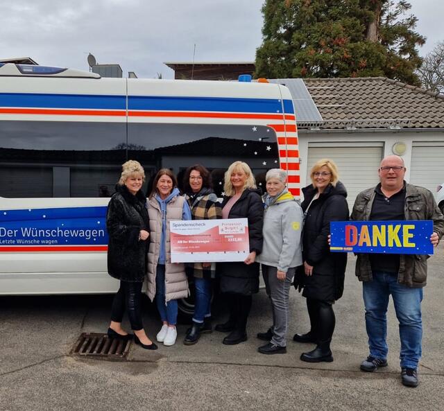 Birgit Klein(links) und ihre Gefolgedamen überreichten die Spende an Andreas Wolfert, Verwaltungsleiter beim ASB-Regionalverband Rhein-Erft/Düren.  | Foto: privat