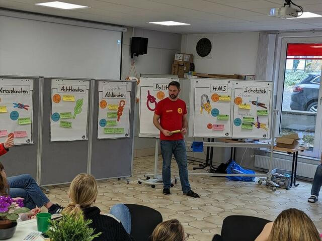 Zu den Grundlagen der DLRG-Ausbildung gehört die Knotenlehre.  | Foto: DLRG Wiehl e.V.