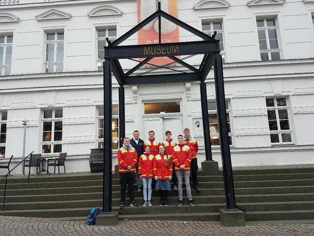 Auch wenn sie den Ehrenamtspreis nicht gewonnen haben, waren alle Schüler glücklich über die Nominierung. | Foto: Schule