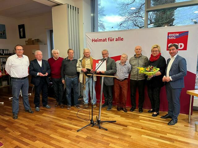 MdB Sebastian Hartmann freut sich, den Aktiven des Reparatur-Cafés die Auszeichnung übergeben zu können.  | Foto: AWO