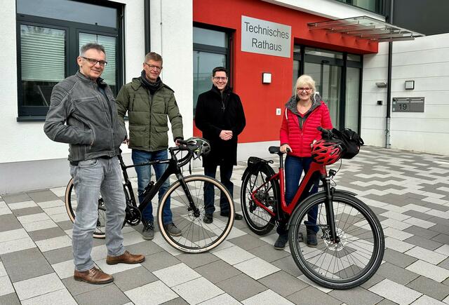 Bürgermeister Dr. Max Leitterstorf (2.v.re.) und Technischer Beigeordneter Rainer Gleß (li.) bestaunen mit Torsten Müller und Silvia Gontrum ihre neuen Räder. | Foto: Stadt Sankt Augustin