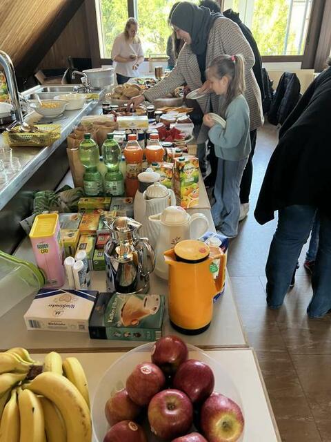 Bestens versorgt mit Lebensmitteln fand das gemeinsame Internationale Frühstück statt.  | Foto: Veranstalter