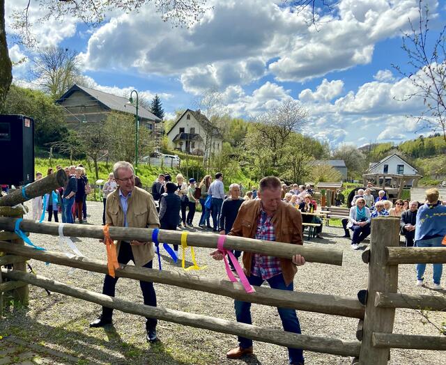 Bürgermeister Rüdiger Gennies (l.) und Frank Giebeler gaben die neu gestalteten Plätze frei.                        | Foto: Kur- und Touristinfo Reichshof