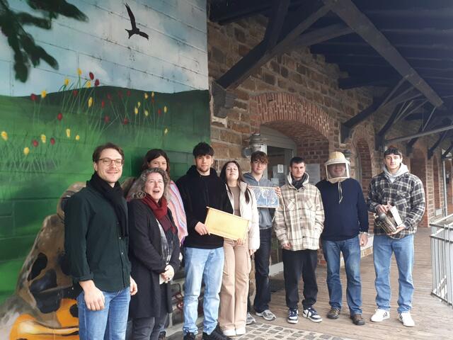 Die Jugendlichen wollen sich nun ihren eigenen Bienenvölkern widmen.                                                                                            | Foto: Schule