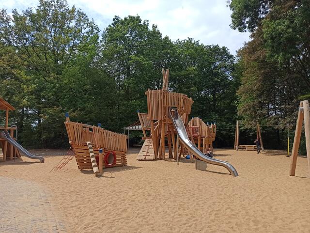 Nun ist es also amtlich: „Räuberschiff“ wird das stattliche SPielschiff in der Rheinaue künftig heißen. Das haben die Kinder selbst so bestimmt. | Foto: jld
