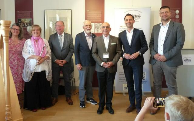 Freude über 10 Jahre Dauerausstellung zur Meckenheimer Geschichte im Herrenhaus (von links:) Katrin Mahnig, Monika Pfennig, Bernhard Wiktorin, Walter Kümmel, Dieter Ohm, Jonathan Grunwald und Tobias Poetzsch.  | Foto: Meckenheimer Stadtmuseum