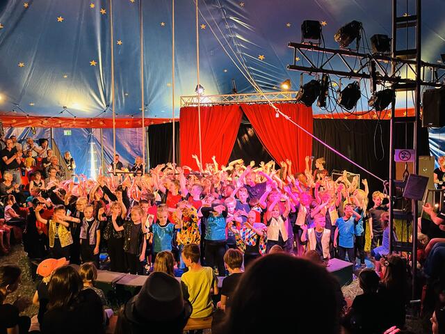 Die kleinen Artist*innen präsentierten ihre Zirkusshow mit großer Hingabe.               | Foto: (c) Grundschule