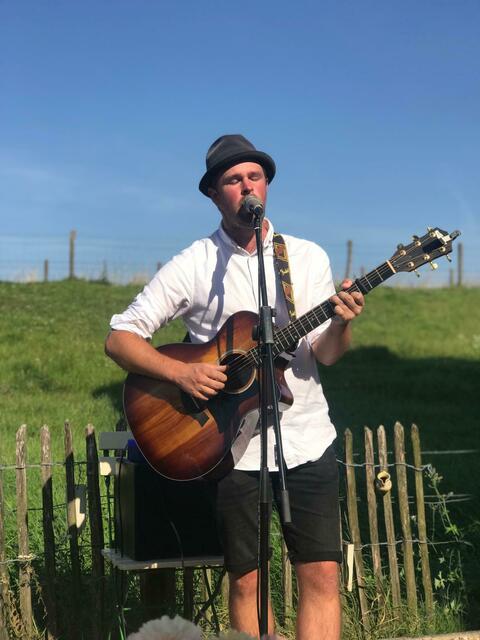 Unter seinem Künstlernamen „Cesare Acoustic“ ist der in Dinslaken lebende Berufs-Musiker Cesare Siglarski seit Ende 2011, solo, im Duo oder als Trio, mit verschiedensten bekannten Cover-Songs der 60er Jahre bis heute (Folk, Pop, Rock) musikalisch sehr erfolgreich unterwegs.  | Foto: Anna Jakob
