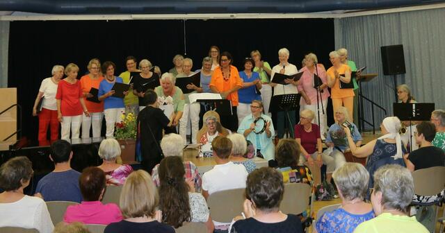 Im Soziokulturellen Zentrum in Horrem holte der Frauenchor Sindorf sein Jubiläumskonzert nach, in dem die Frauen ihre musikalische Vielseitigkeit bewiesen. | Foto: Frauenchor Sindorf