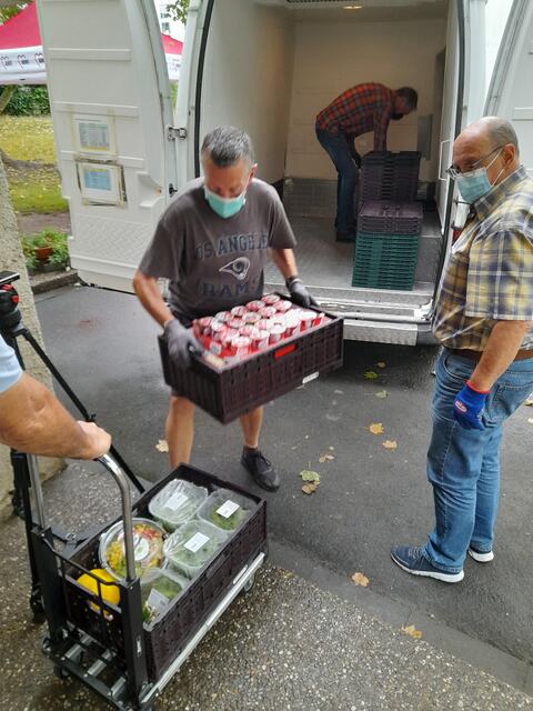 Ehrenamtler transportieren die Lebensmittel von den Geschäften zu den Ausgabestellen - hier in Königswinter. | Foto: AWO Bonn/Rhein-Sieg