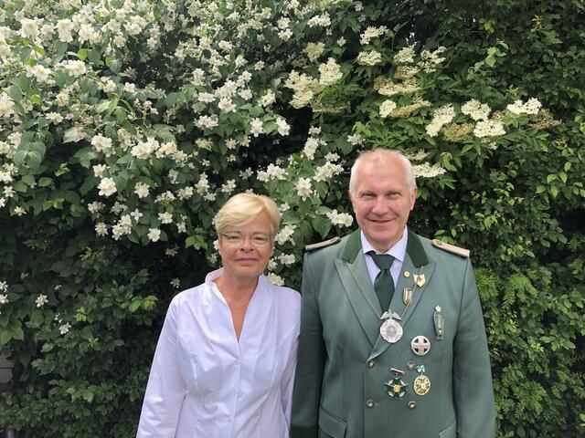Das Königspaar der St. Sebastianus Schützenbruderschaft 1928 Pützchen, Harald und Regina Hundenborn, wird am Samstag, 15. Juli, im Pfarrzentrum gekrönt.  | Foto: St. Sebastianus Schützen Pützchen